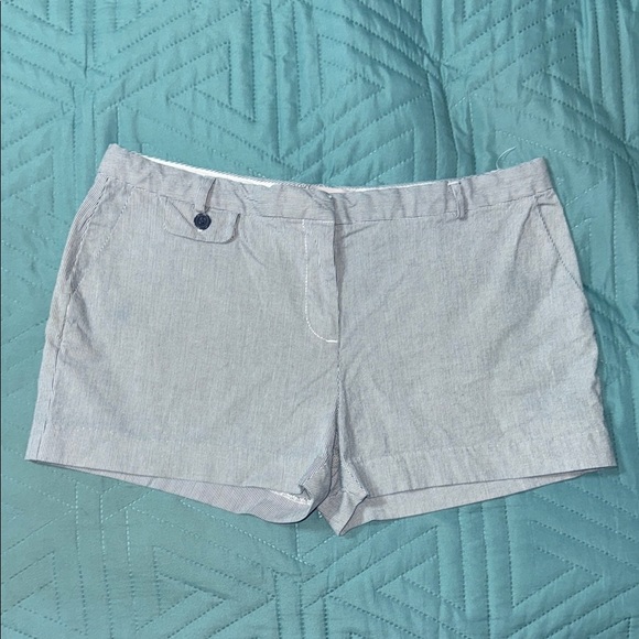 Old Navy Mid Rise Pinstriped 3-inch Shorts Size: 10 - Picture 1 of 8